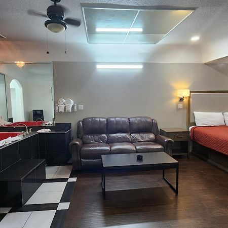 Scottish Inn & Suites Sam Houston Parkway מראה חיצוני תמונה