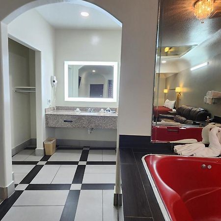 Scottish Inn & Suites Sam Houston Parkway מראה חיצוני תמונה