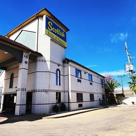 Scottish Inn & Suites Sam Houston Parkway מראה חיצוני תמונה