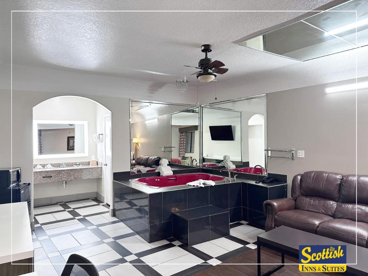 Scottish Inn & Suites Sam Houston Parkway מראה חיצוני תמונה