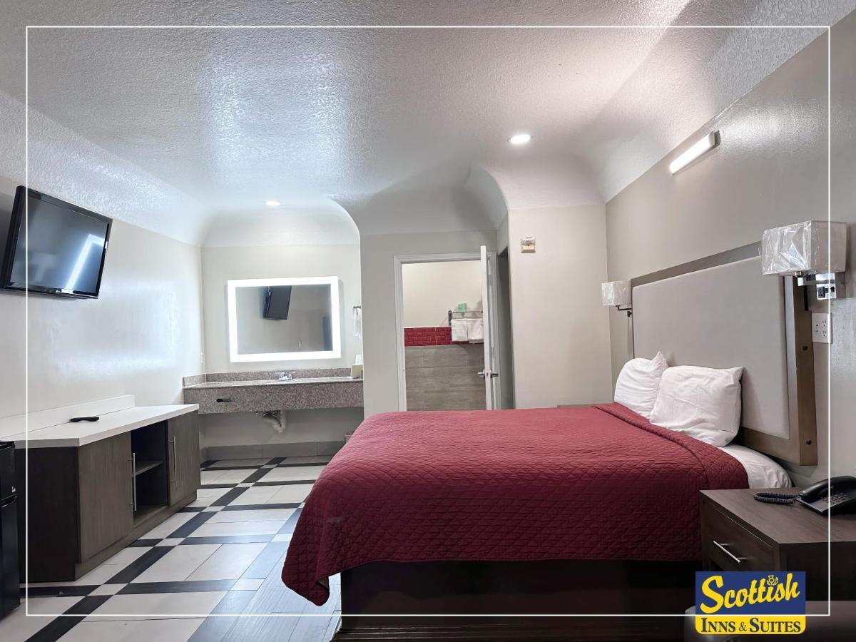 Scottish Inn & Suites Sam Houston Parkway מראה חיצוני תמונה
