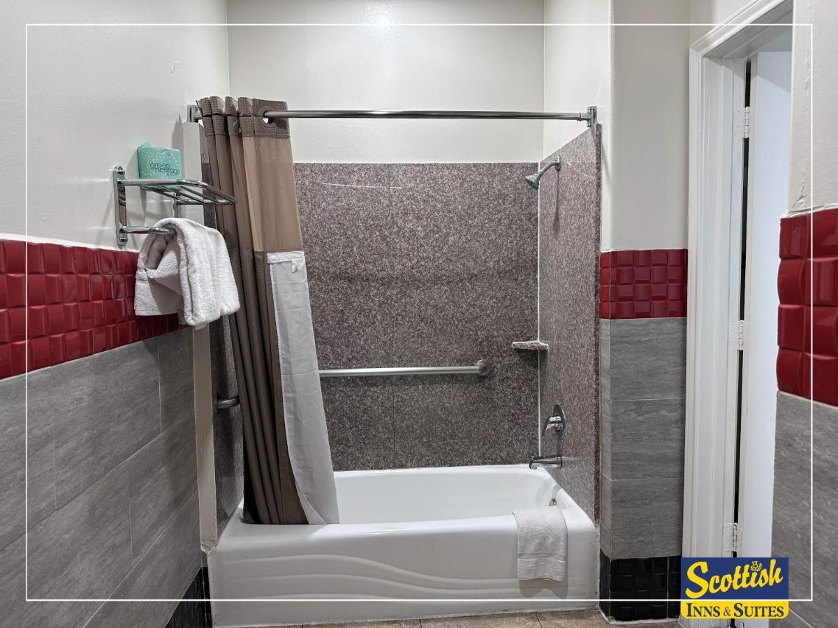 Scottish Inn & Suites Sam Houston Parkway מראה חיצוני תמונה