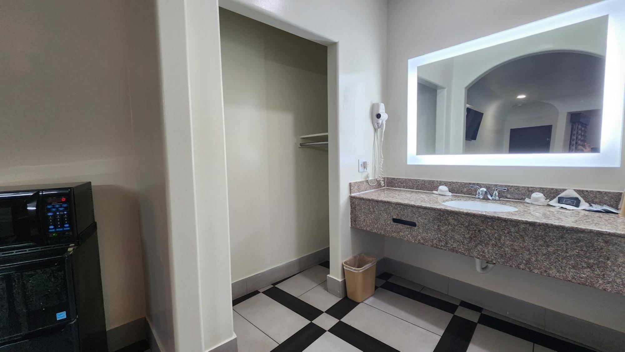 Scottish Inn & Suites Sam Houston Parkway מראה חיצוני תמונה