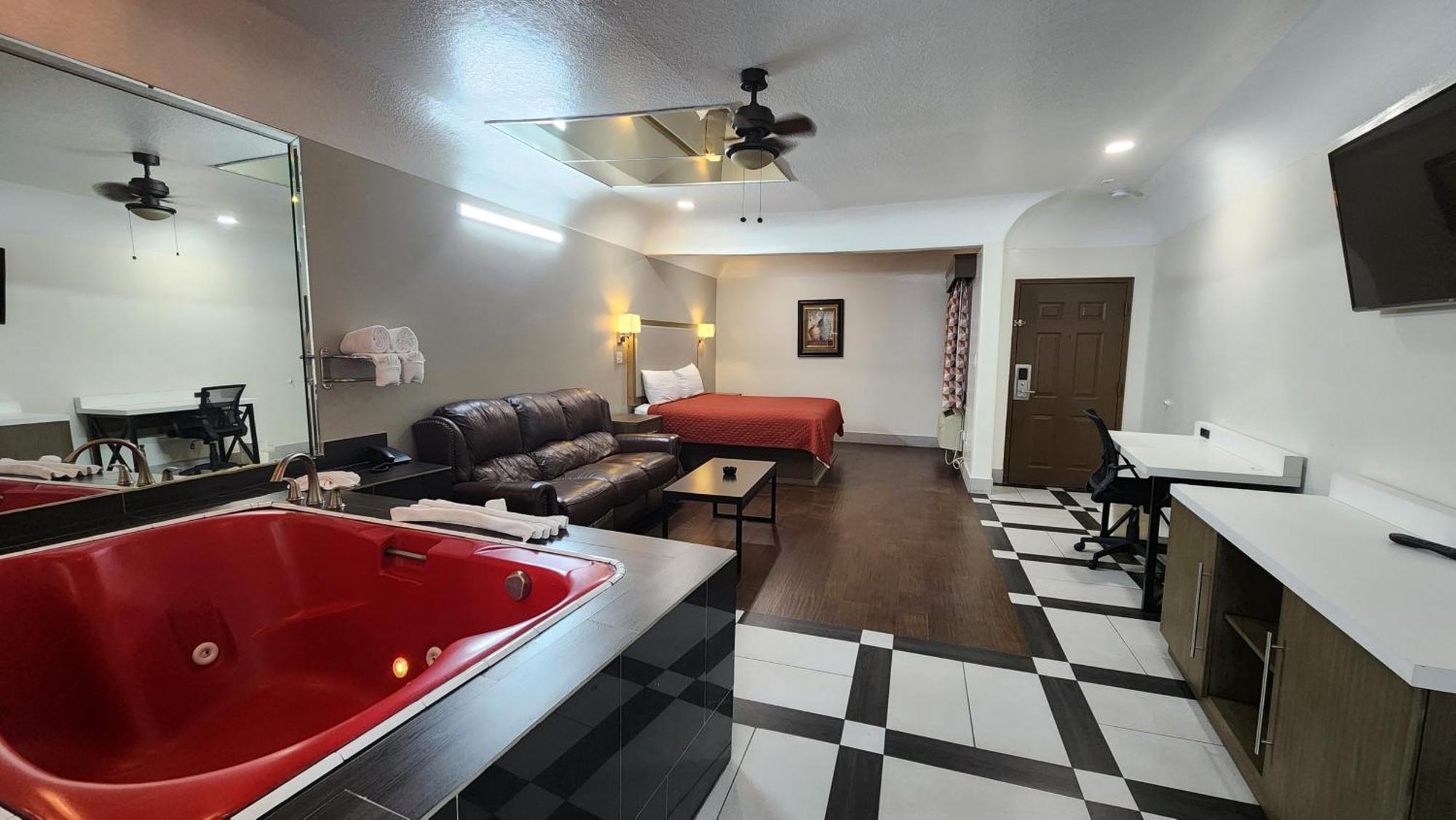 Scottish Inn & Suites Sam Houston Parkway מראה חיצוני תמונה
