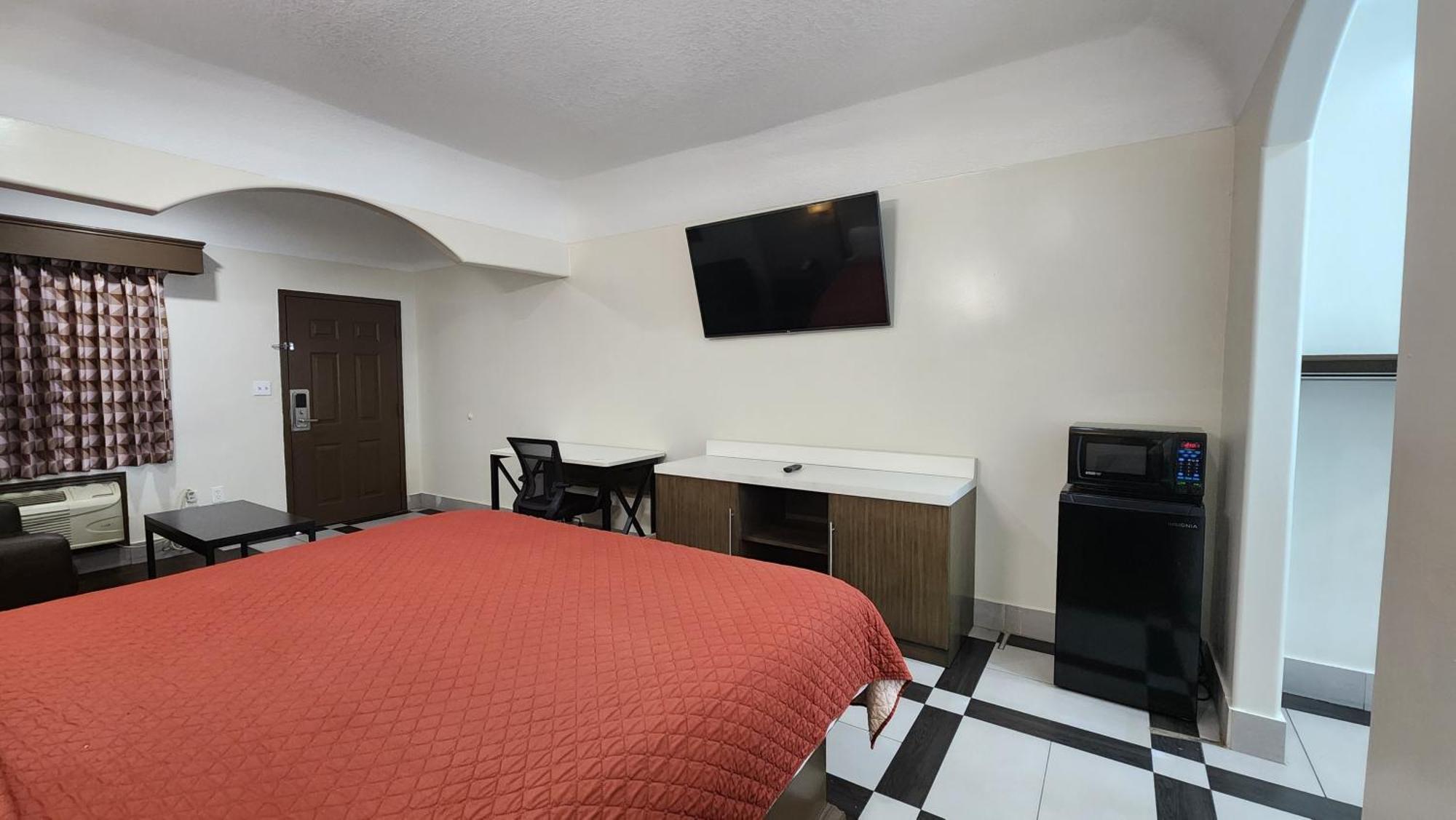 Scottish Inn & Suites Sam Houston Parkway מראה חיצוני תמונה