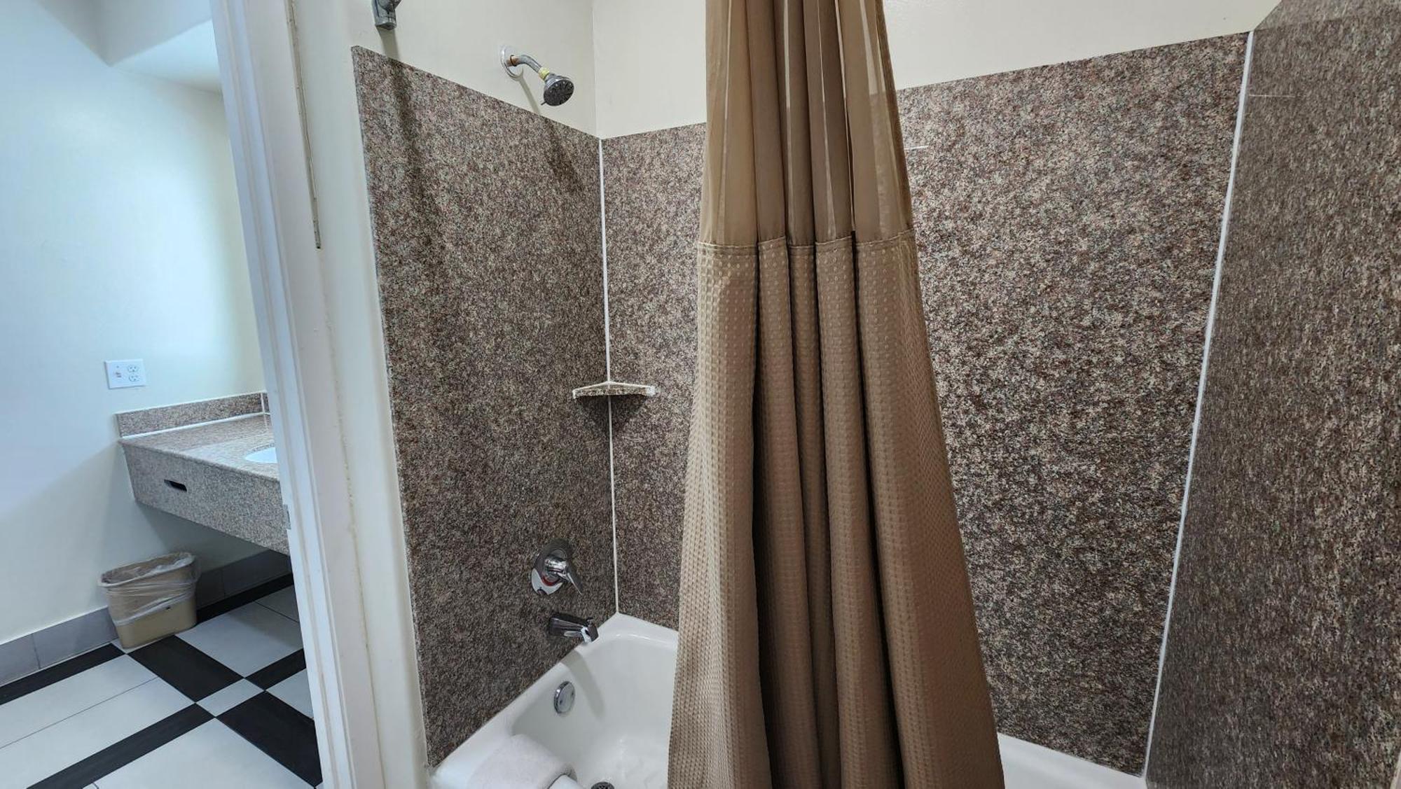 Scottish Inn & Suites Sam Houston Parkway מראה חיצוני תמונה