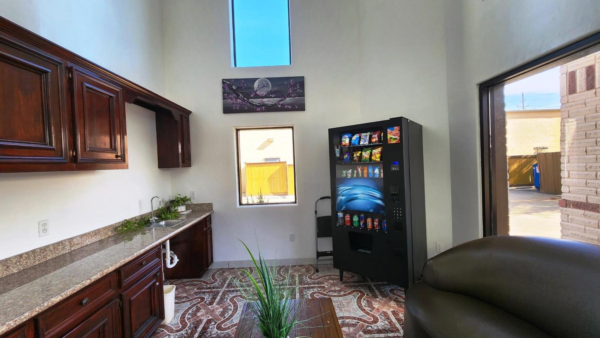 Scottish Inn & Suites Sam Houston Parkway מראה חיצוני תמונה