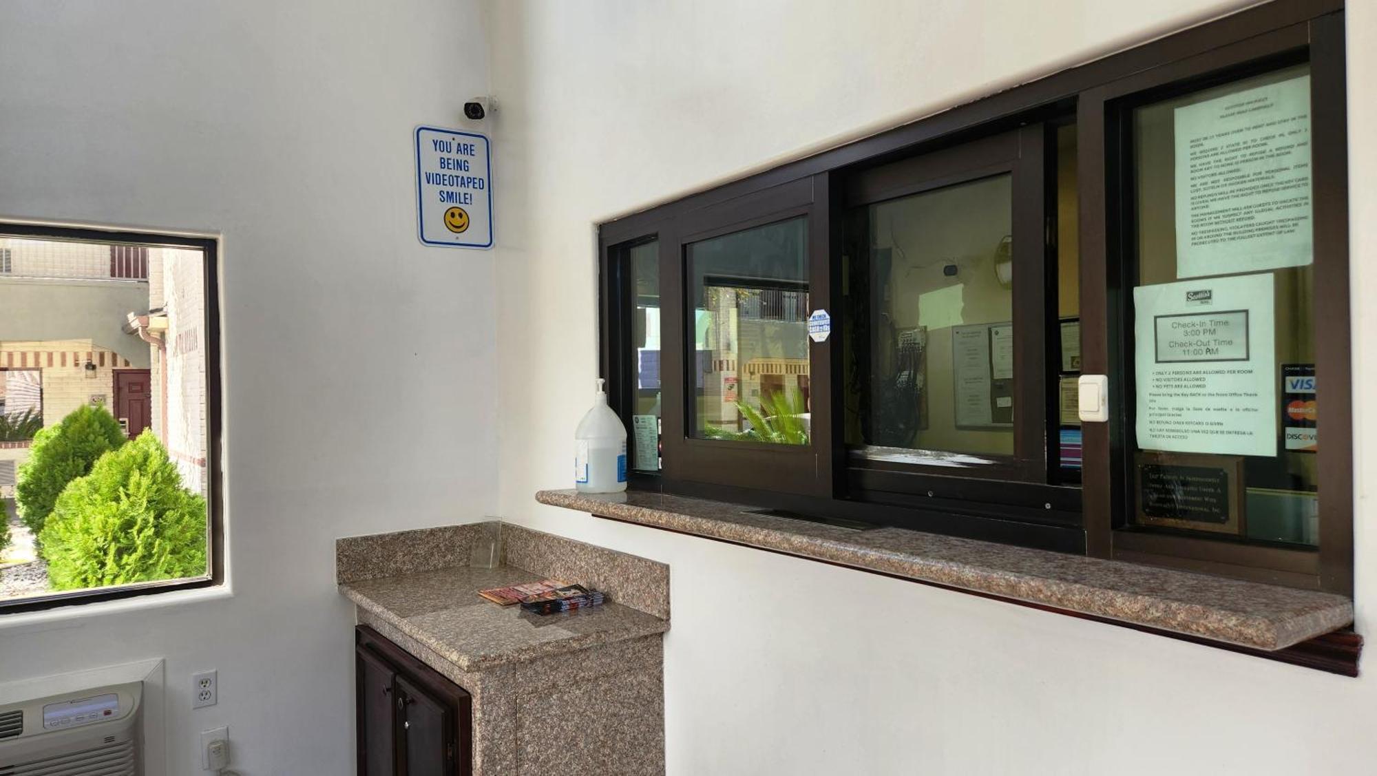 Scottish Inn & Suites Sam Houston Parkway מראה חיצוני תמונה