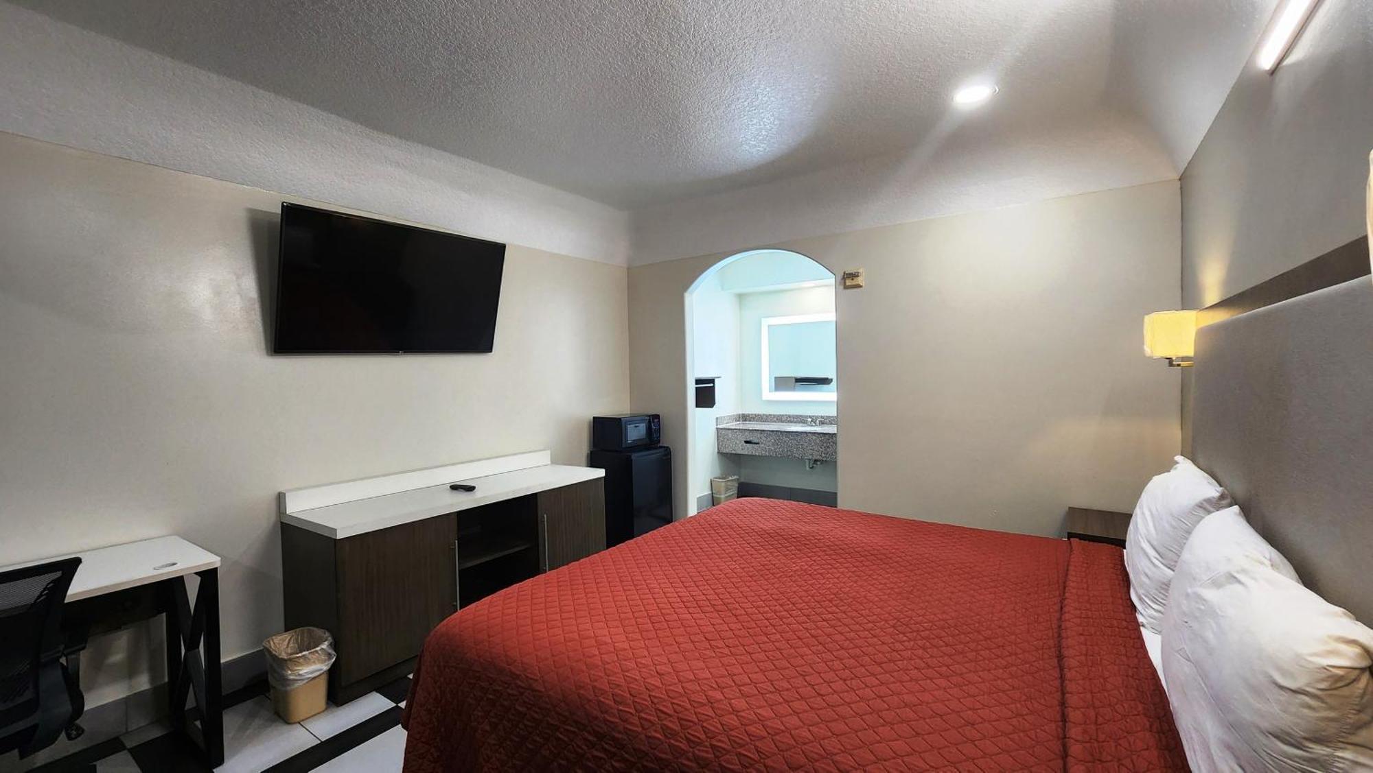 Scottish Inn & Suites Sam Houston Parkway מראה חיצוני תמונה