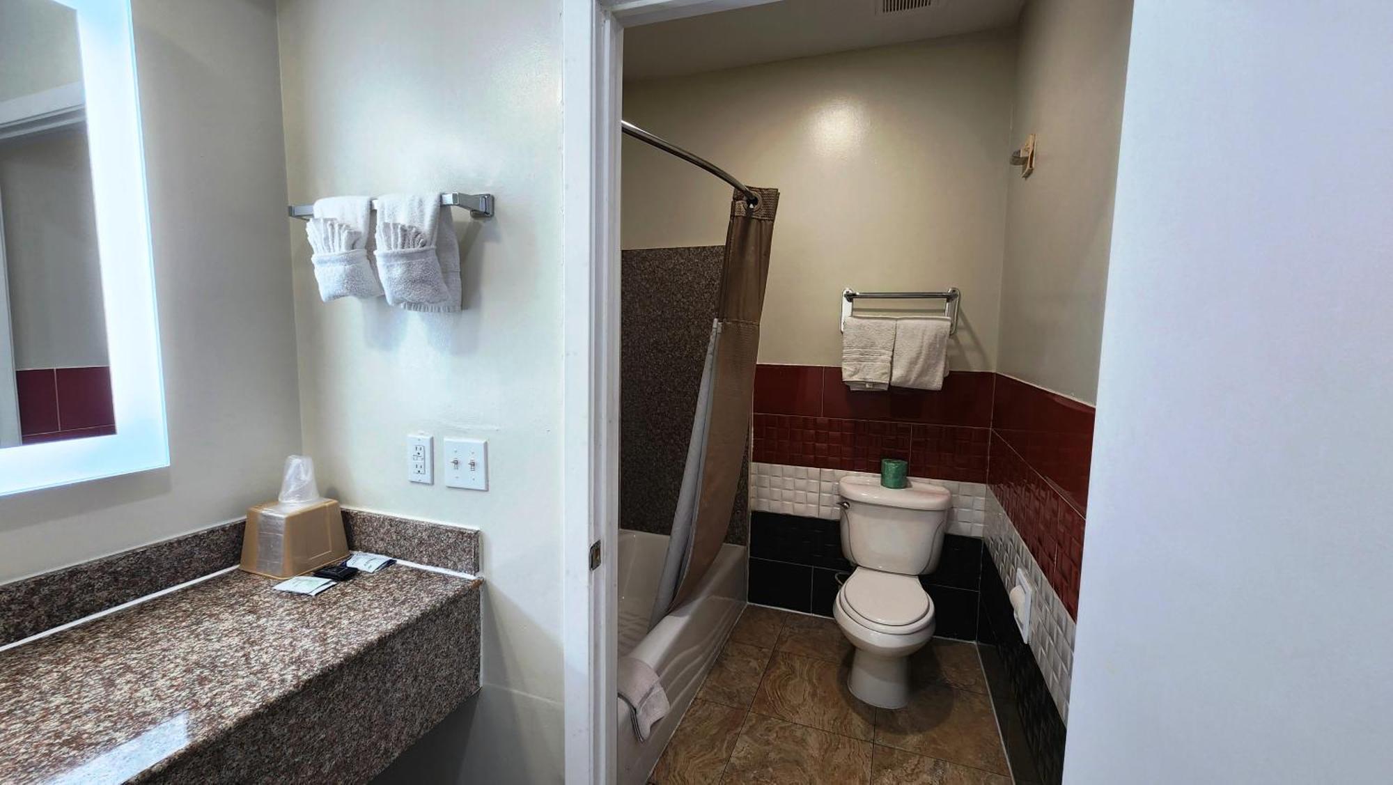 Scottish Inn & Suites Sam Houston Parkway מראה חיצוני תמונה