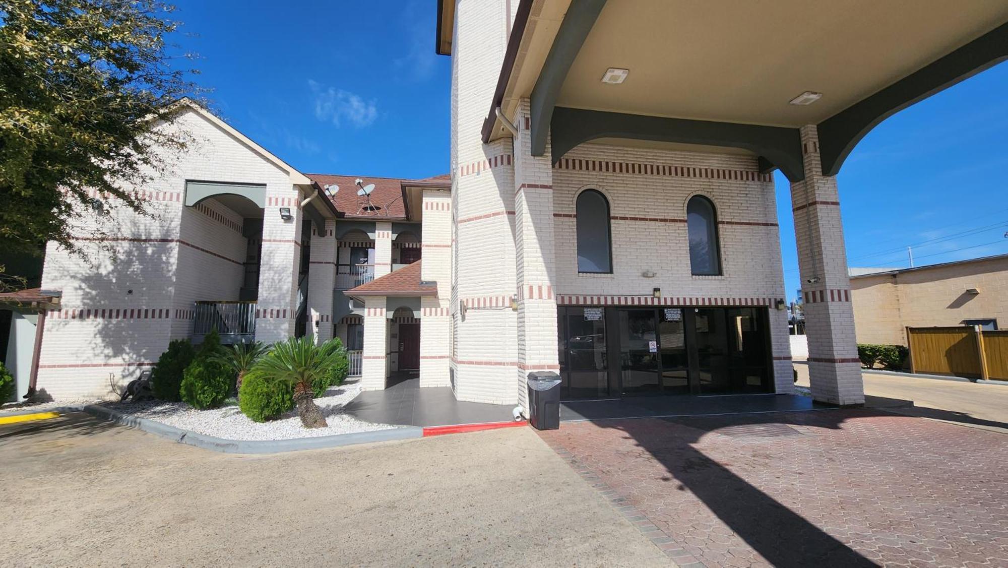 Scottish Inn & Suites Sam Houston Parkway מראה חיצוני תמונה
