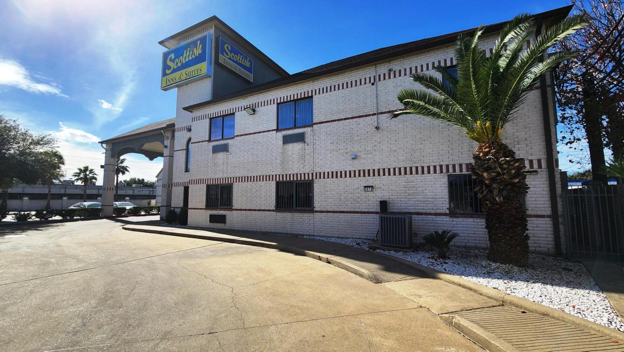 Scottish Inn & Suites Sam Houston Parkway מראה חיצוני תמונה