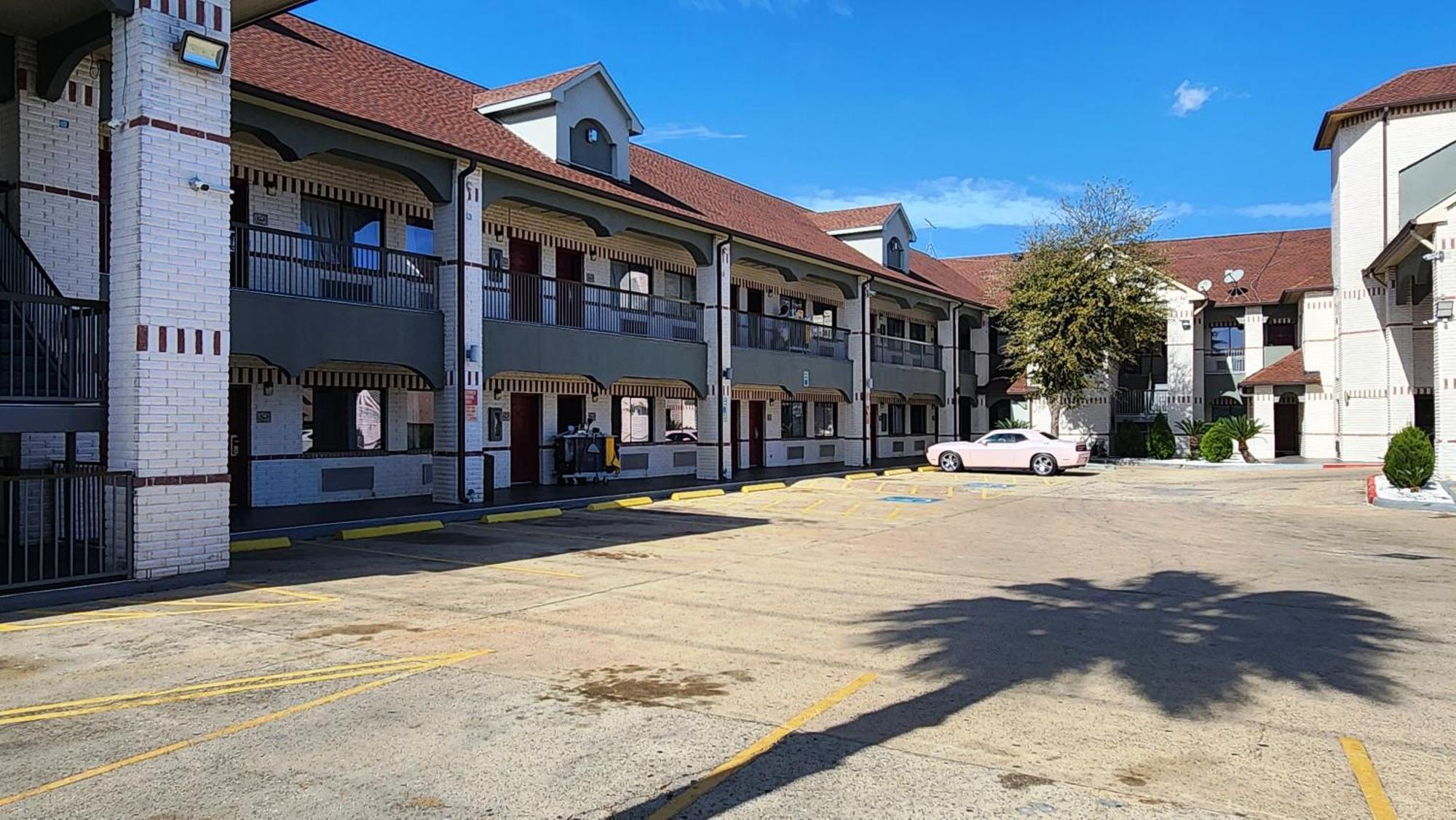Scottish Inn & Suites Sam Houston Parkway מראה חיצוני תמונה